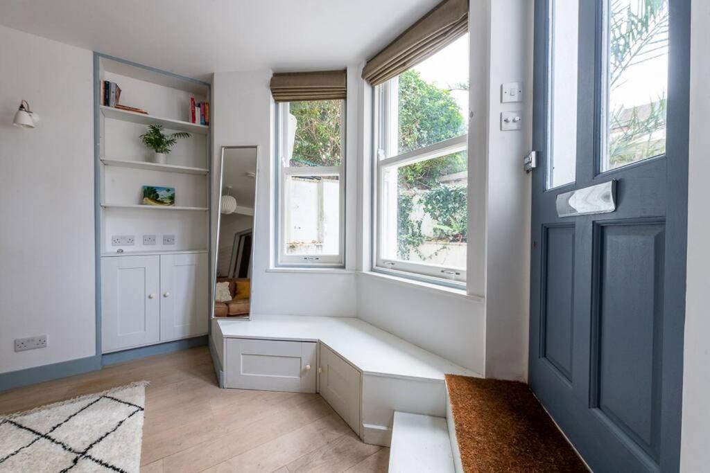 Lovely Self-Contained Basement Studio With Kitchen Londýn Exteriér fotografie