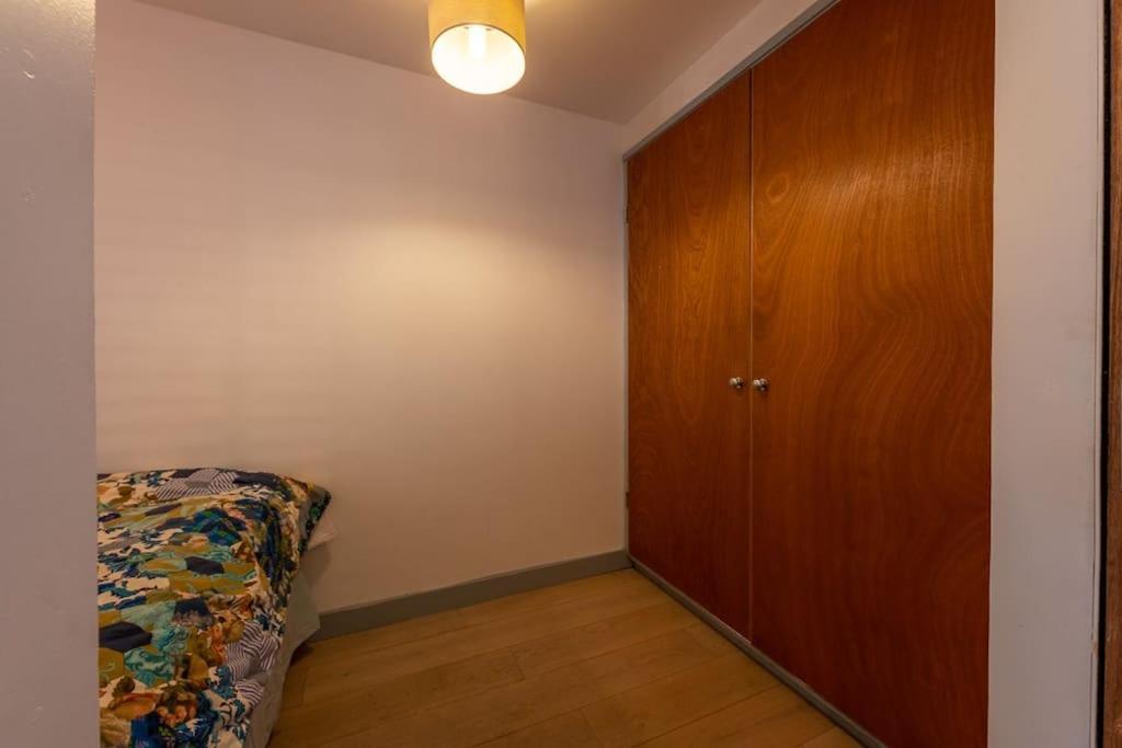 Lovely Self-Contained Basement Studio With Kitchen Londýn Exteriér fotografie