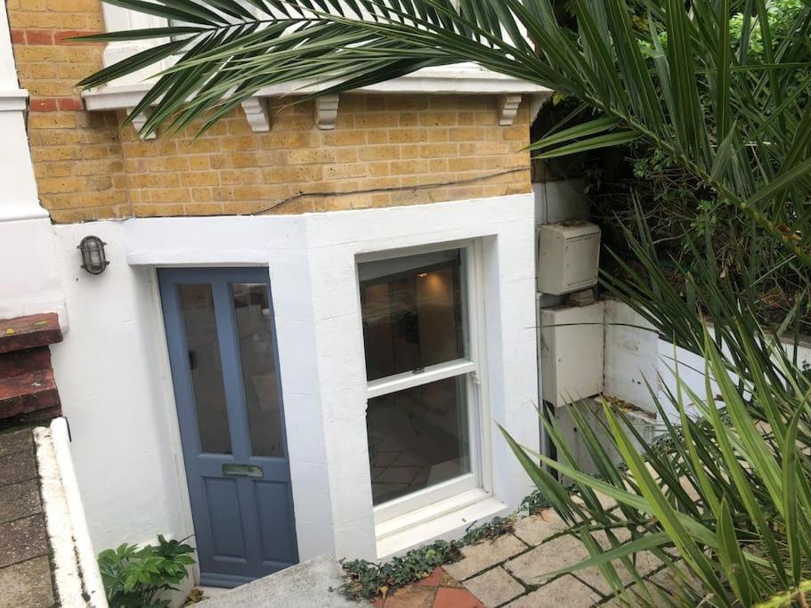 Lovely Self-Contained Basement Studio With Kitchen Londýn Exteriér fotografie
