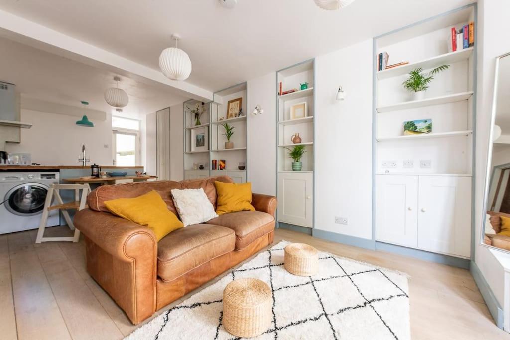 Lovely Self-Contained Basement Studio With Kitchen Londýn Exteriér fotografie